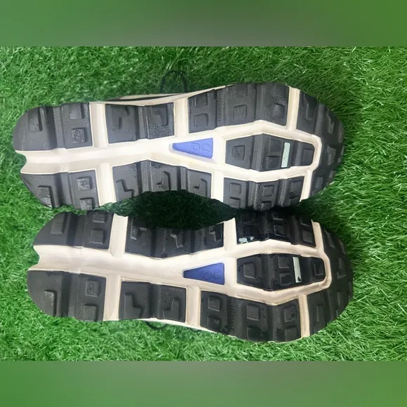 On Running Men's Gray and Black Shoes Size 8