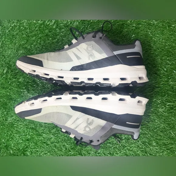 On Running Men's Gray and Black Shoes Size 8