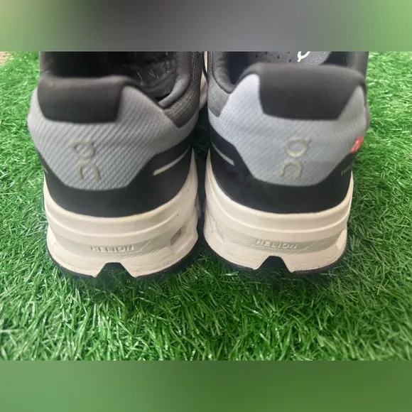 On Running Men's Gray and Black Shoes Size 8