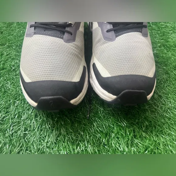 On Running Men's Gray and Black Shoes Size 8