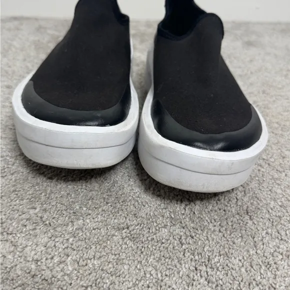 OOFOS eeZee Low Black and Green Slip-On Shoes