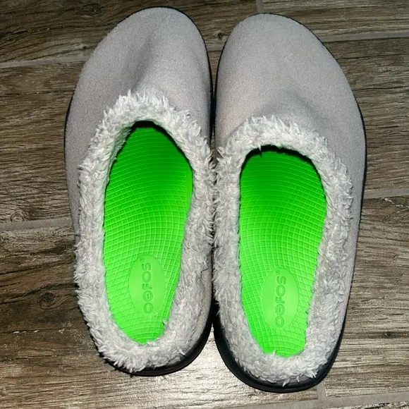 Oofos Mens OOcoozie Recovery Shoes Vegan Sherpa Mule SlipOn
