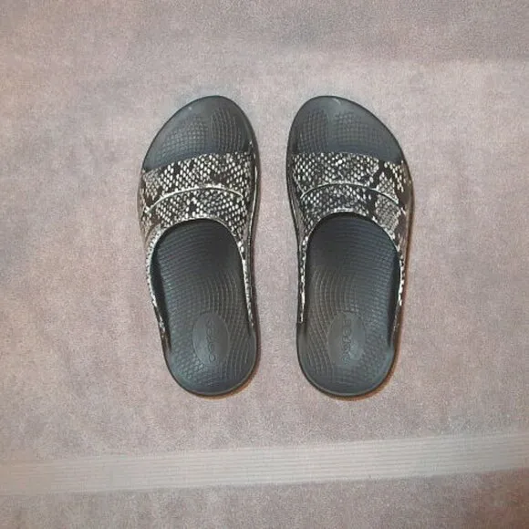 OOFOS OOahh Snake Slide Sandals Size 7 Limited Edition Slip On Foam Arch Recover