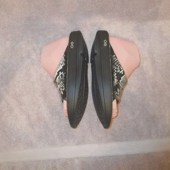 OOFOS OOahh Snake Slide Sandals Size 7 Limited Edition Slip On Foam Arch Recover