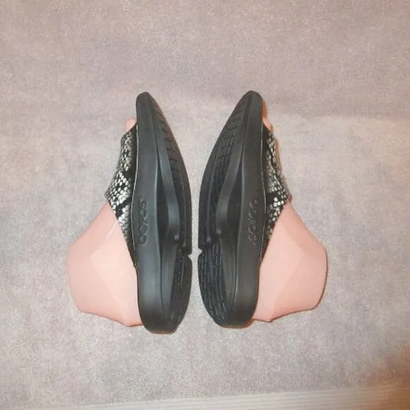 OOFOS OOahh Snake Slide Sandals Size 7 Limited Edition Slip On Foam Arch Recover