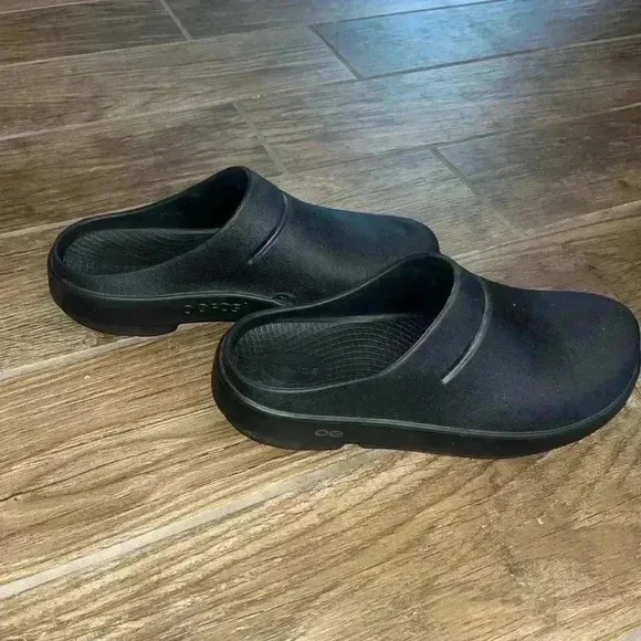 Oofos Ooclog recovery shoes