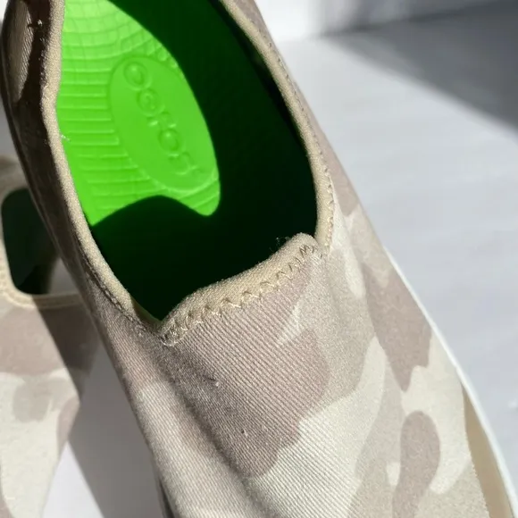 OOFOS OOmg eeZee Limited Women's  size 10 color Tan Camo