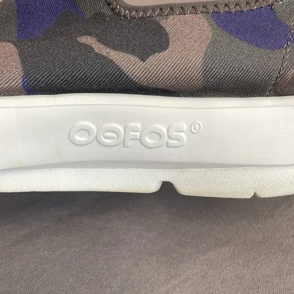 OOFOS OOmg eeZee Low Slip On camo Recovery Shoes women’s 11