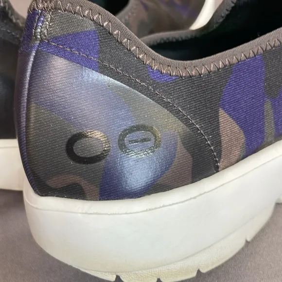 OOFOS OOmg eeZee Low Slip On camo Recovery Shoes women’s 11