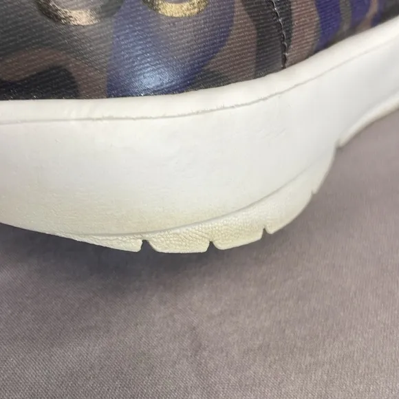 OOFOS OOmg eeZee Low Slip On camo Recovery Shoes women’s 11