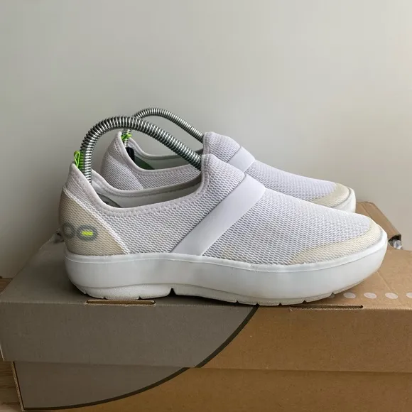 OOFOS OOmg eeZee White Mesh Slip On Recovery Shoes Women- SZ 7