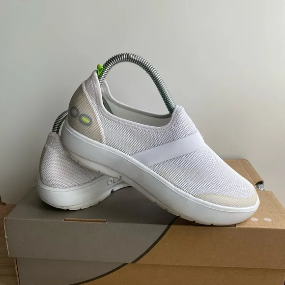 OOFOS OOmg eeZee White Mesh Slip On Recovery Shoes Women- SZ 7