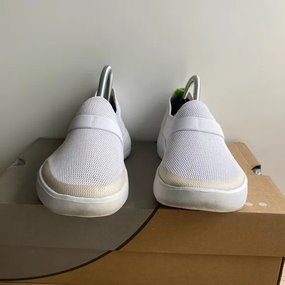 OOFOS OOmg eeZee White Mesh Slip On Recovery Shoes Women- SZ 7