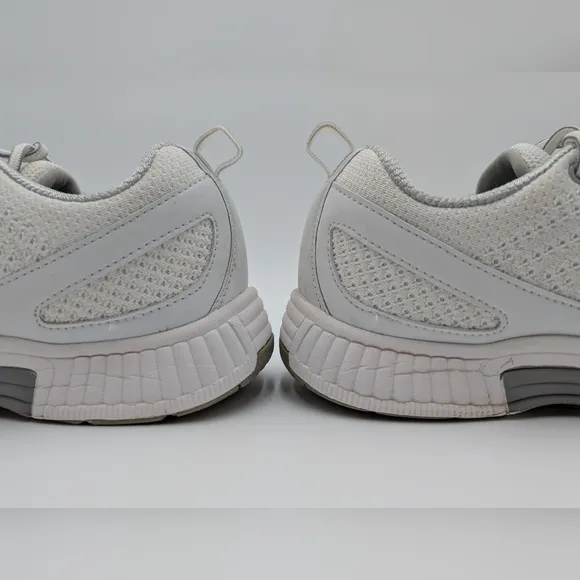 Orthofeet Coral Sneaker White Women 6.5 B