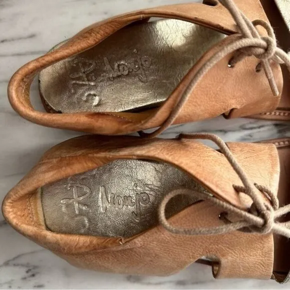 Pep Monjo Emily in Tan / Gold Sandals Size 8