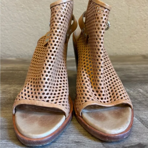 Rag &amp; Bone Wyatt Perforated Tan Leather Sandals Made In Italy