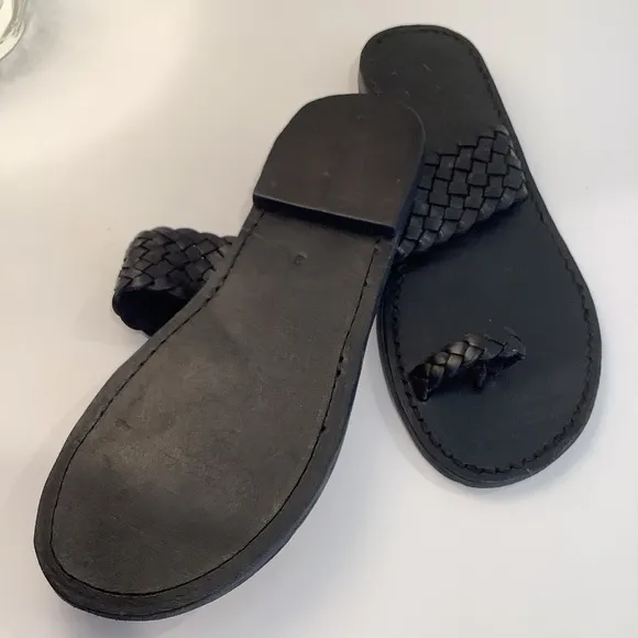 SACV ‘Celestun’ Black Leather Sandals with Toe Loop
