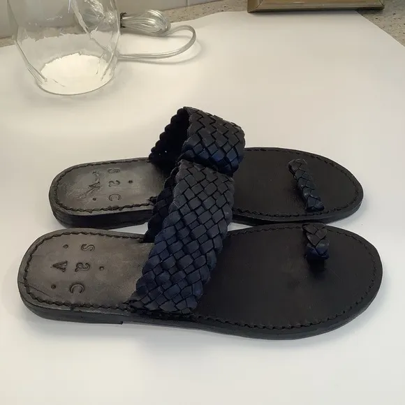 SACV ‘Celestun’ Black Leather Sandals with Toe Loop