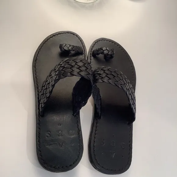 SACV ‘Celestun’ Black Leather Sandals with Toe Loop