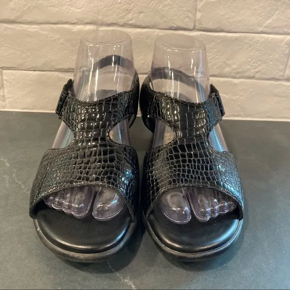 SAS sz 7.5 Suntimer Heel Strap Sandal black patent croc