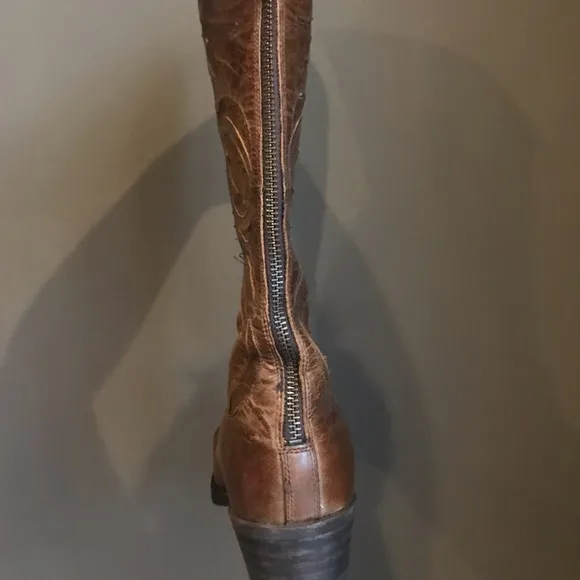 Size 10 Ariat Cowboy Boots