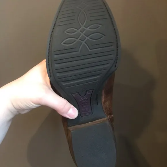 Size 10 Ariat Cowboy Boots