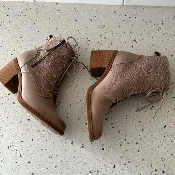 Sofft Sondra Light Taupe Leather Embossed Floral Block Heel Ankle Boots Size 9.5