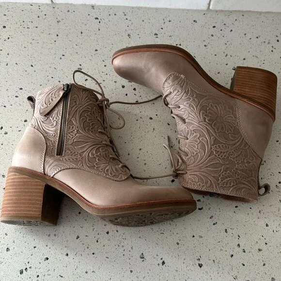Sofft Sondra Light Taupe Leather Embossed Floral Block Heel Ankle Boots Size 9.5