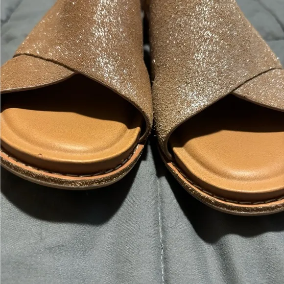 SOFFT Sparkle Tan Criss-Cross Sandals Size 8.5