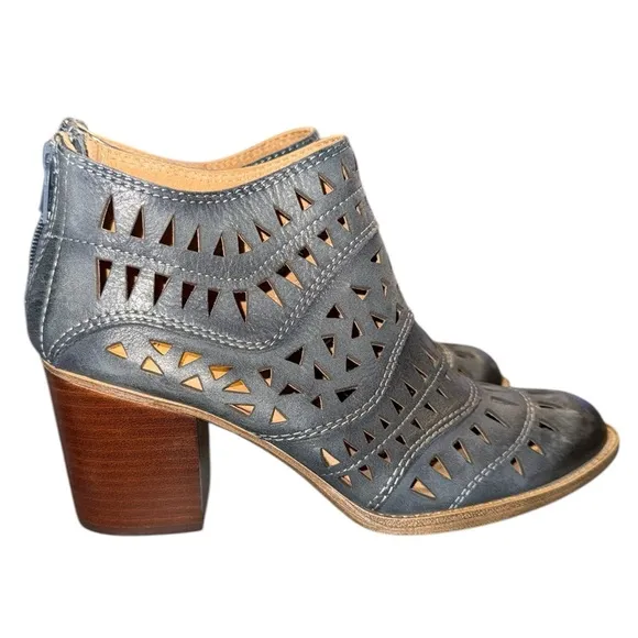 Sofft Westwood II Perforated Laser Cut Ankle Boots Denim Blue Leather Size 6