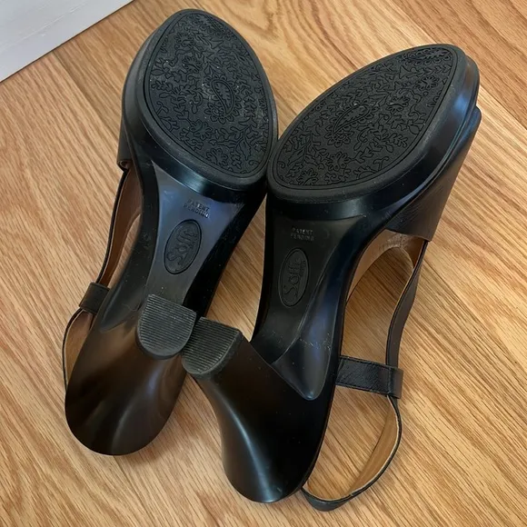 Sofft Women’s 10 M black heeled open toe sandals.