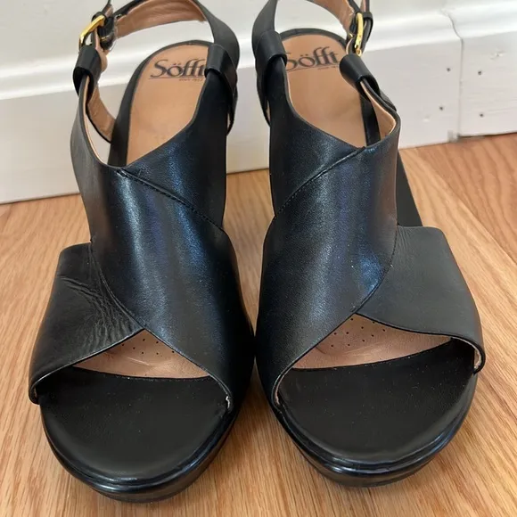 Sofft Women’s 10 M black heeled open toe sandals.