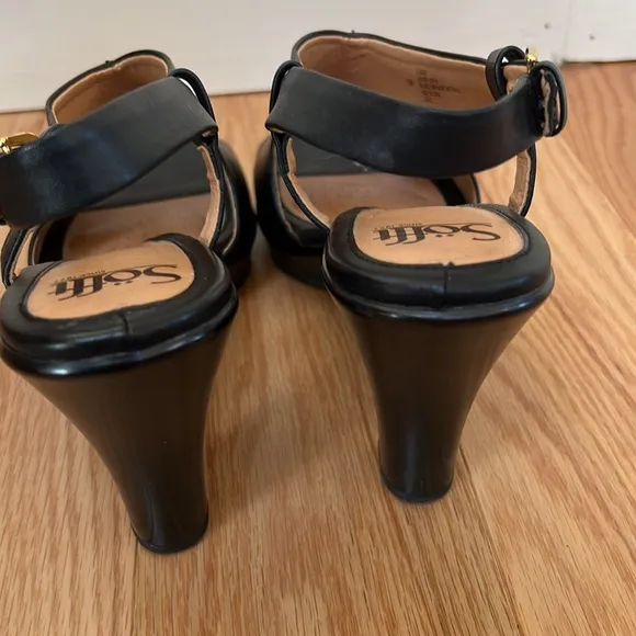 Sofft Women’s 10 M black heeled open toe sandals.
