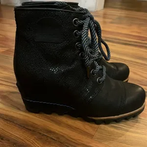 Sorel 1964 WEDGE Womens Boots size 7 LIKE NEW