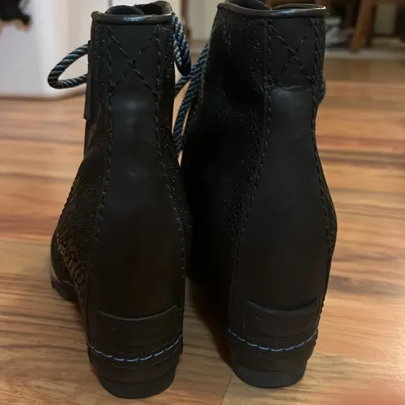 Sorel 1964 WEDGE Womens Boots size 7 LIKE NEW
