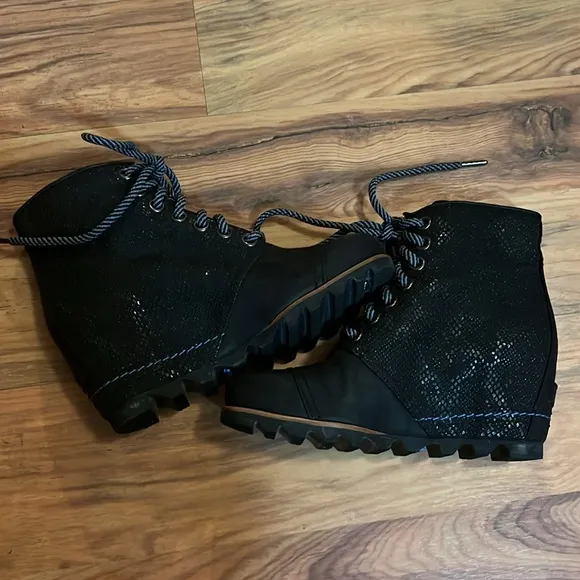 Sorel 1964 WEDGE Womens Boots size 7 LIKE NEW