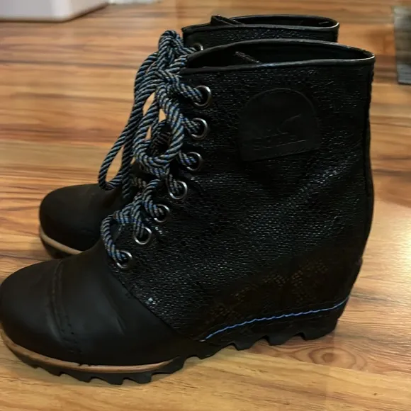 Sorel 1964 WEDGE Womens Boots size 7 LIKE NEW