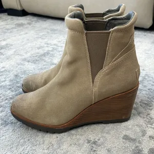 Sorel After Hours Chelsea Wedge Ankle Boots Tan Beige Suede Sz 9