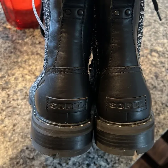 Sorel Lenox lace cozy winter shearling black white waterproof boots size 6 and 8