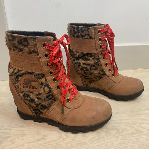 Sorel Lexie Faux Fur Leopard Wedge Boots 6.5 Cognac Brown Red Laces Boho Combat