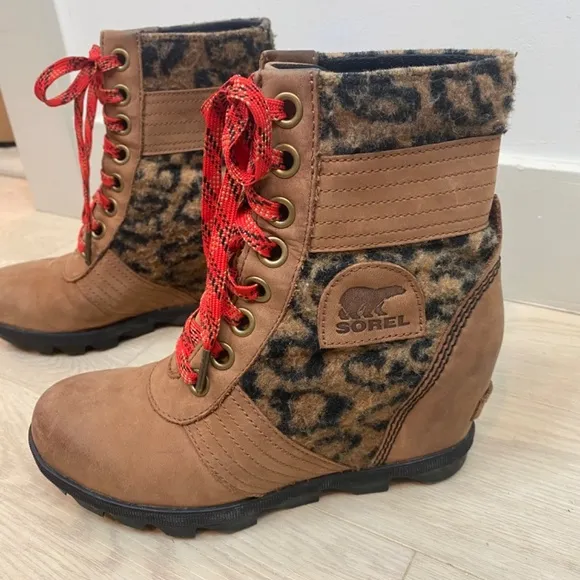 Sorel Lexie Faux Fur Leopard Wedge Boots 6.5 Cognac Brown Red Laces Boho Combat