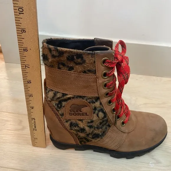 Sorel Lexie Faux Fur Leopard Wedge Boots 6.5 Cognac Brown Red Laces Boho Combat
