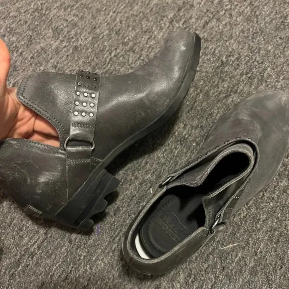 Sorel Lolla II Strap Stud Boots, size 9.5