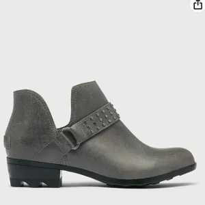 Sorel Lolla II Strap Stud Boots, size 9.5
