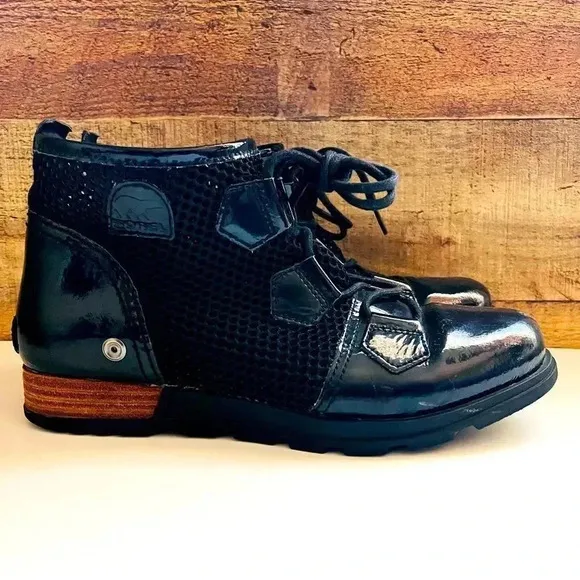 Sorel Major Lace Up Mesh Patent Leather Boots