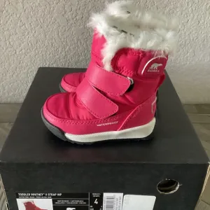 SOREL Toddlers Whitney II Strap Boots, size 4