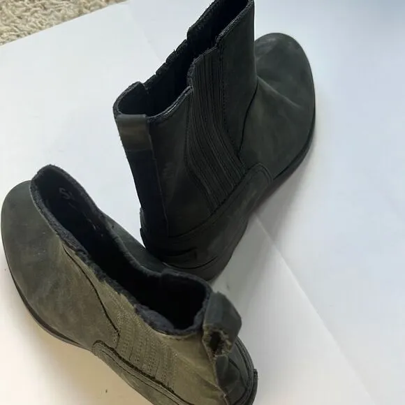 Sorel Women's Lolla Chelsea Boots (Black Suede) 7 Never worn outside