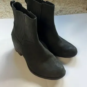 Sorel Women's Lolla Chelsea Boots (Black Suede) 7 Never worn outside