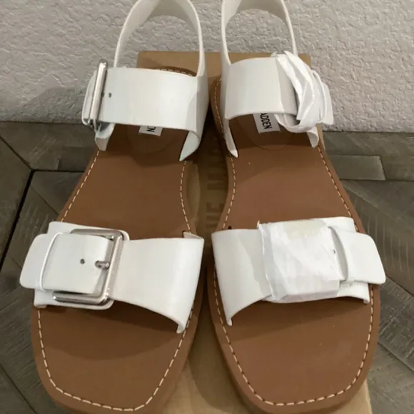 STEVE MADDEN Women's Santo Buckle Detailed Sandals, size 10