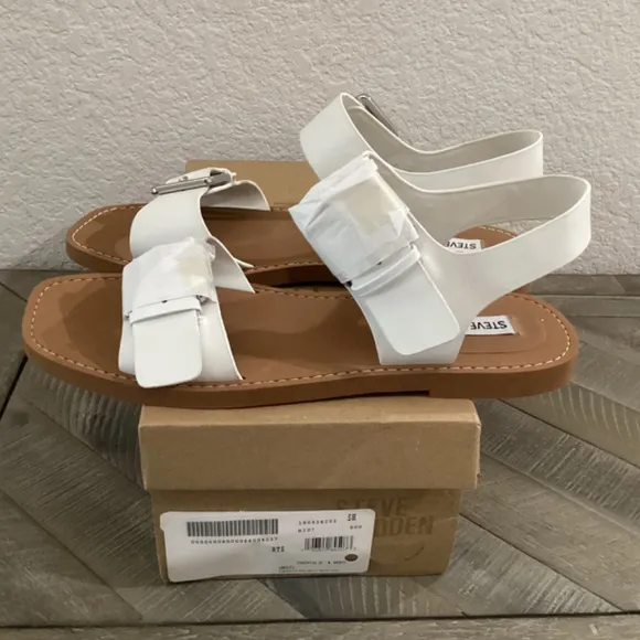 STEVE MADDEN Women's Santo Buckle Detailed Sandals, size 10